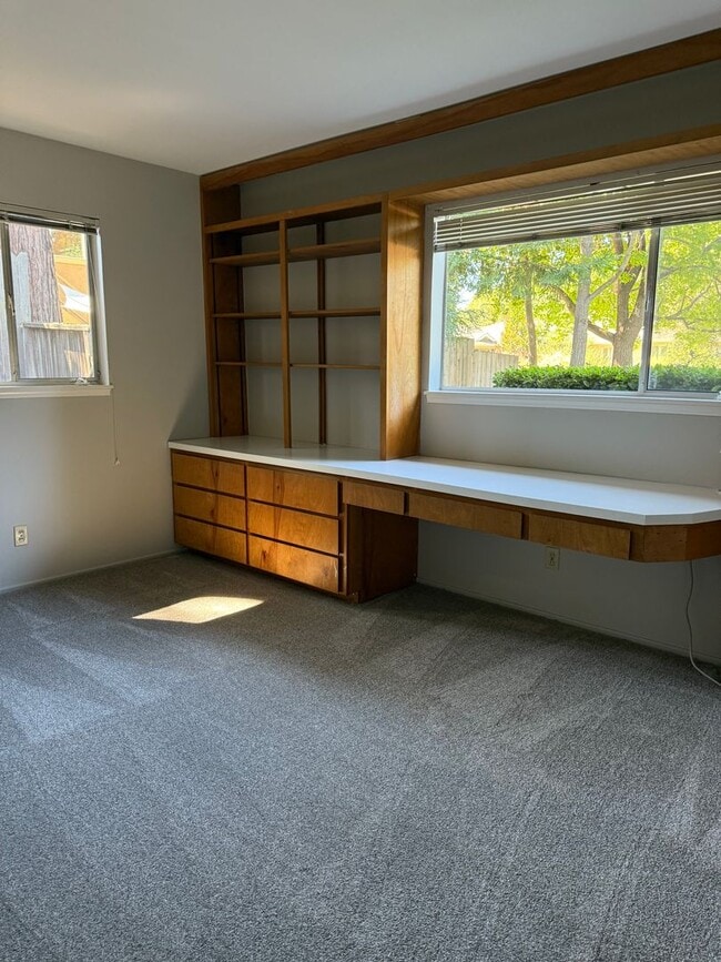 Building Photo - Spacious Waverly Park Home