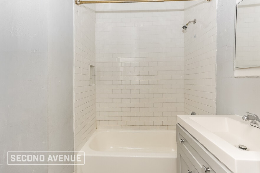 Building Photo - 1417 W 6th St