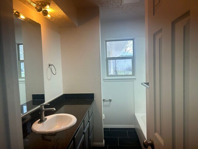 Building Photo - Newly Renovated 3 bedroom home