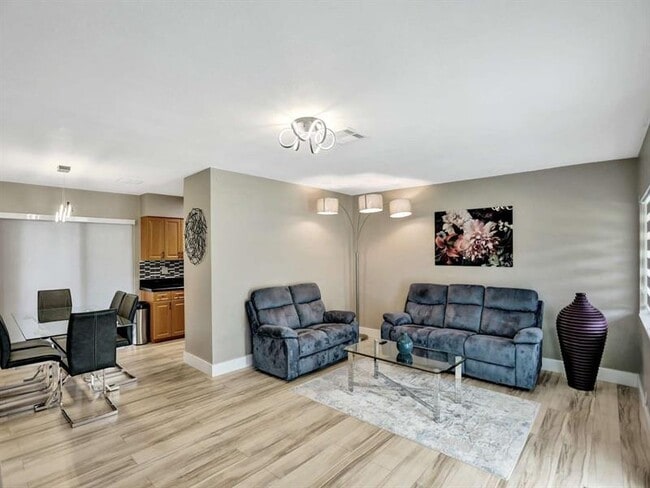 Building Photo - 491 SE 23rd Ave