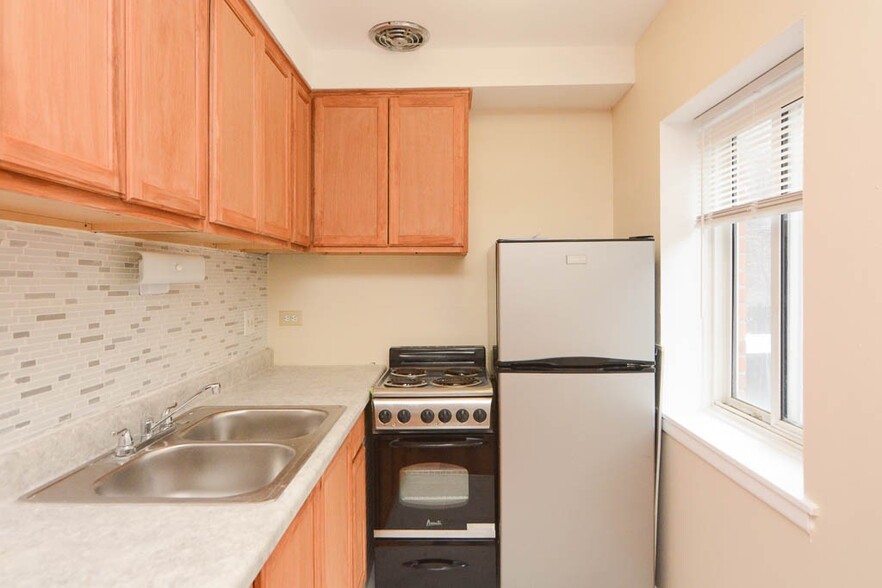 Building Photo - 3825 N Pine Grove Ave