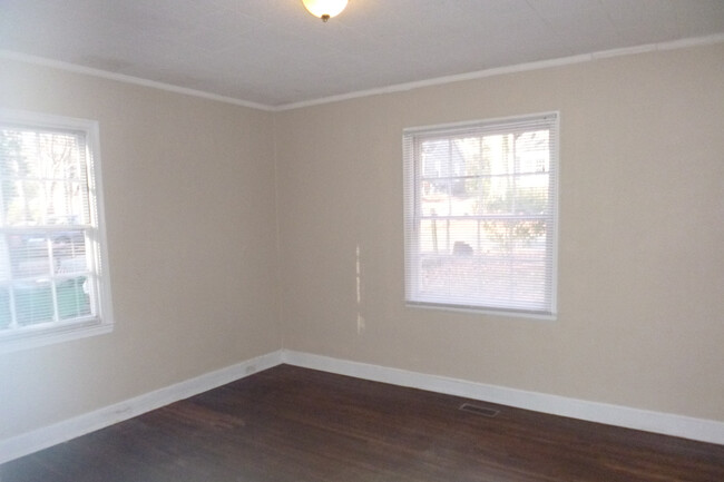 Building Photo - Charming Two Bedroom Home in Enderly Park!