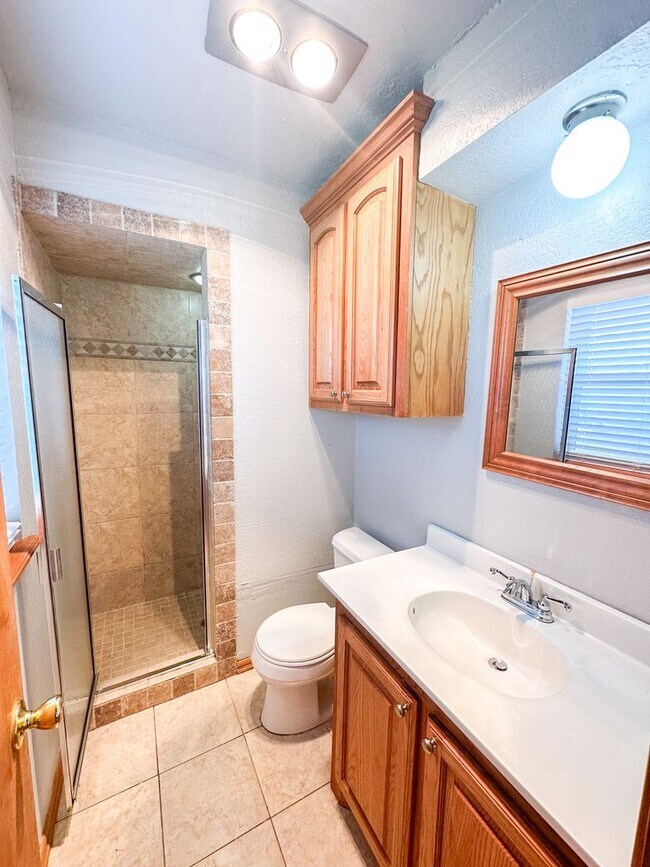 Building Photo - Great 3 Bed & 2 Bath Home in Yukon!