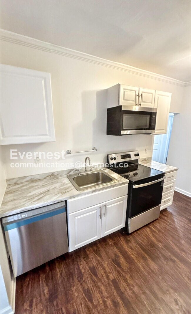 Building Photo - 3 Bed/2 Bath Home with Fenced Yard / Available Now!