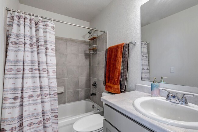 Building Photo - Like new home on Linley for rent