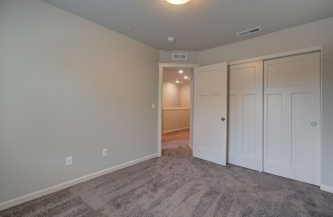 Building Photo - Immaculate Ridgefield Townhome