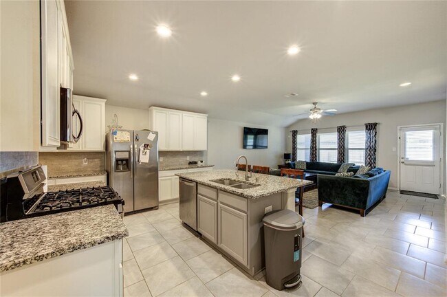 Building Photo - 9011 Hemlock Dr