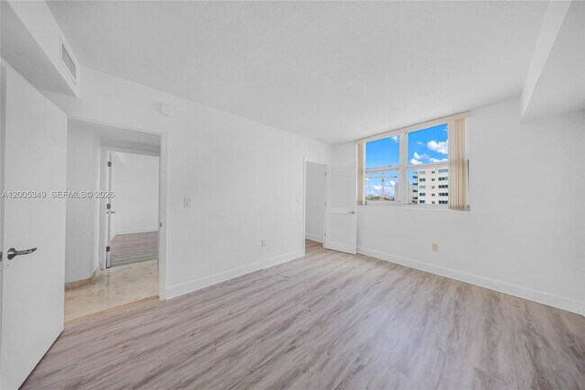 Building Photo - 7501 E Treasure Dr