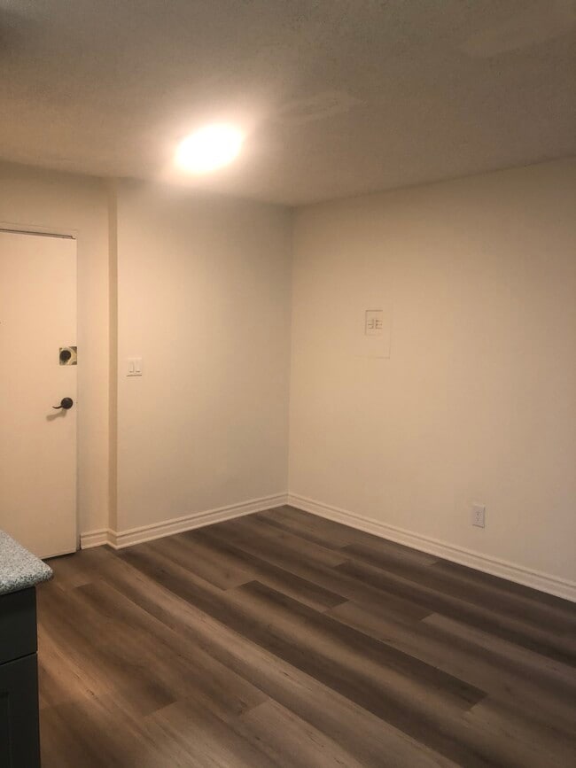 Building Photo - 943 Elden Ave