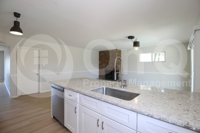 Building Photo - 537 E Laguna Dr