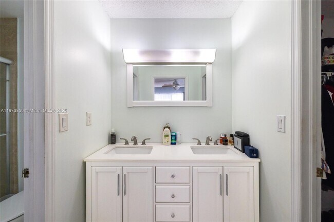 Building Photo - 10600 La Placida Dr