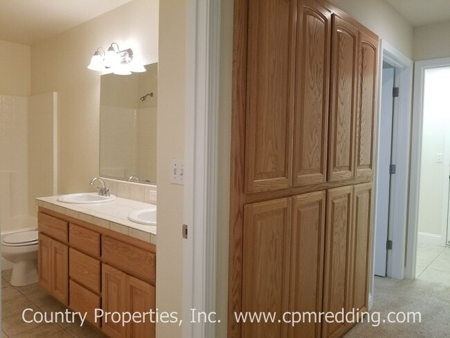 Building Photo - Spacious 3-Bedroom Plus Office Home in Riv...