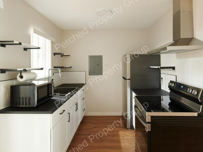 Building Photo - 15533 NE Glisan St