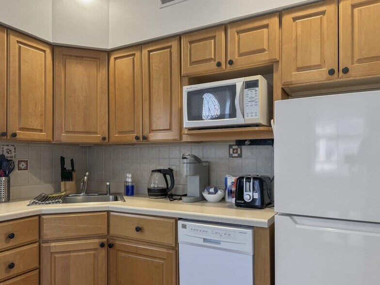 Building Photo - 1715 Schubert Aly
