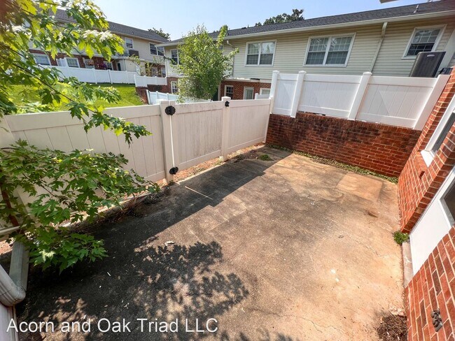 Building Photo - 2 br, 2.5 bath House - 4746 Champion Court