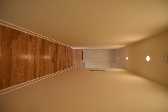 Building Photo - 1161 W Lunt Ave