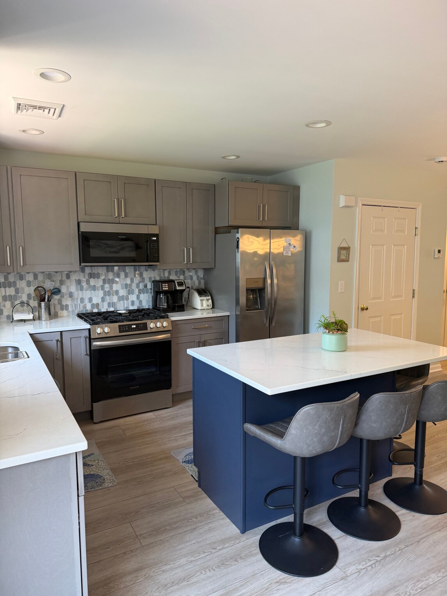 Kitchen with island - 560 Silver Sands Rd