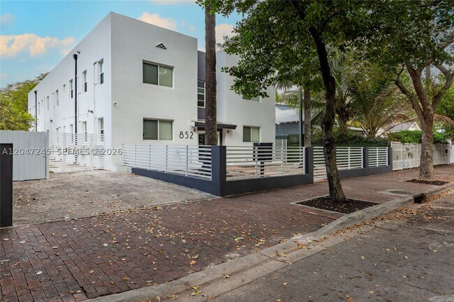 Building Photo - 852 SW 13th Ct