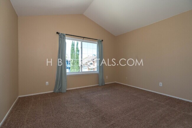 Building Photo - Charming Corner Haven: 3BR/2.5BA with Modern Upgrades in Tracy, CA