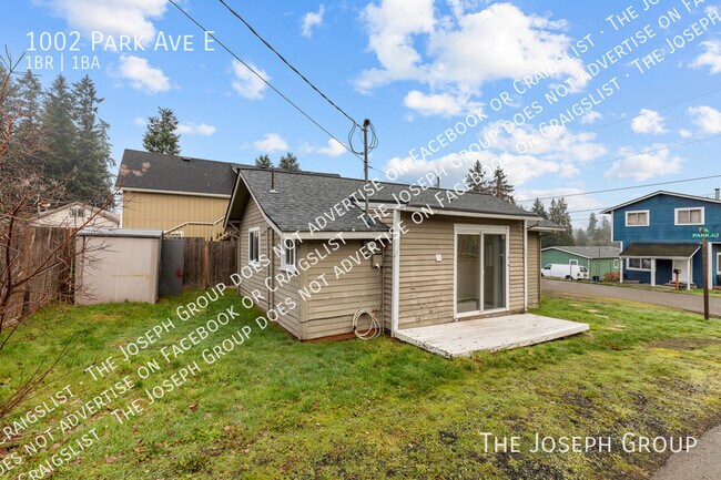 Building Photo - 1002 Park Ave E