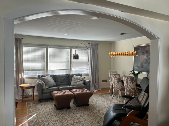 Living room / dining room - 122 Sterling Ave