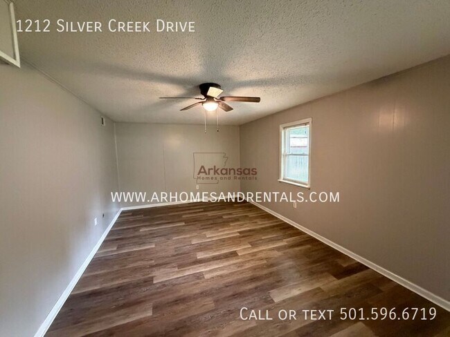 Building Photo - 1212 Silver Creek Dr