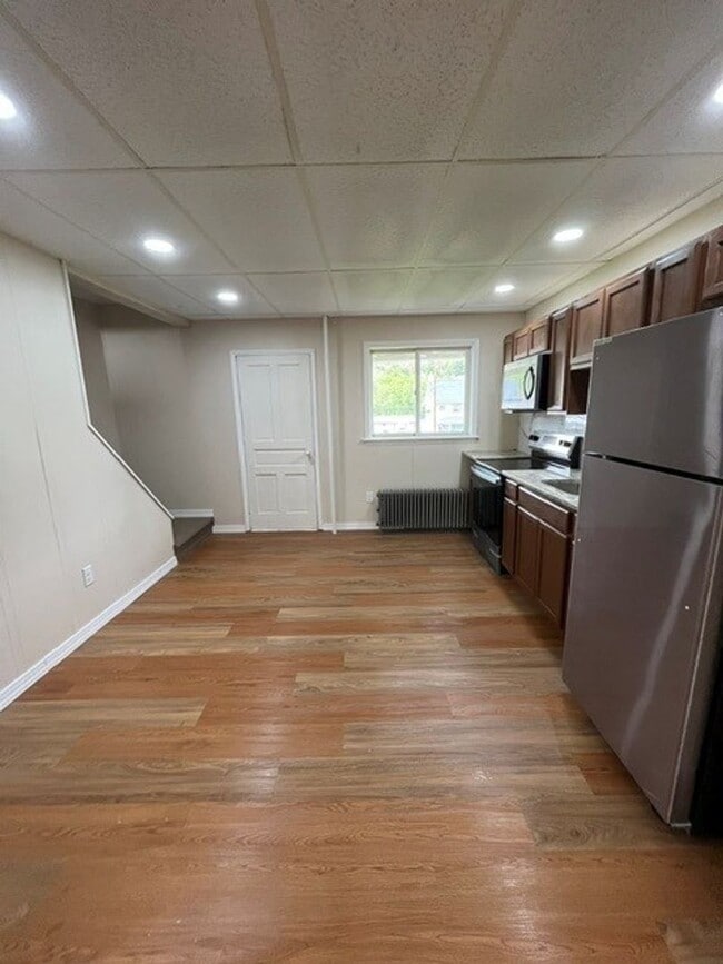 Building Photo - 3 bedroom 2 bathroom