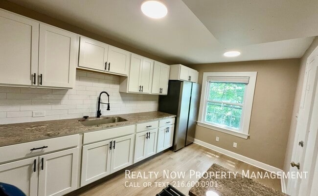 Building Photo - 3638 Glencairn Rd