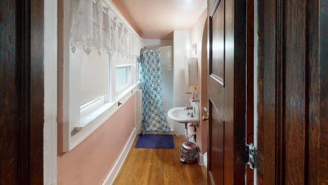 Private Bathroom - 511 Franklin St