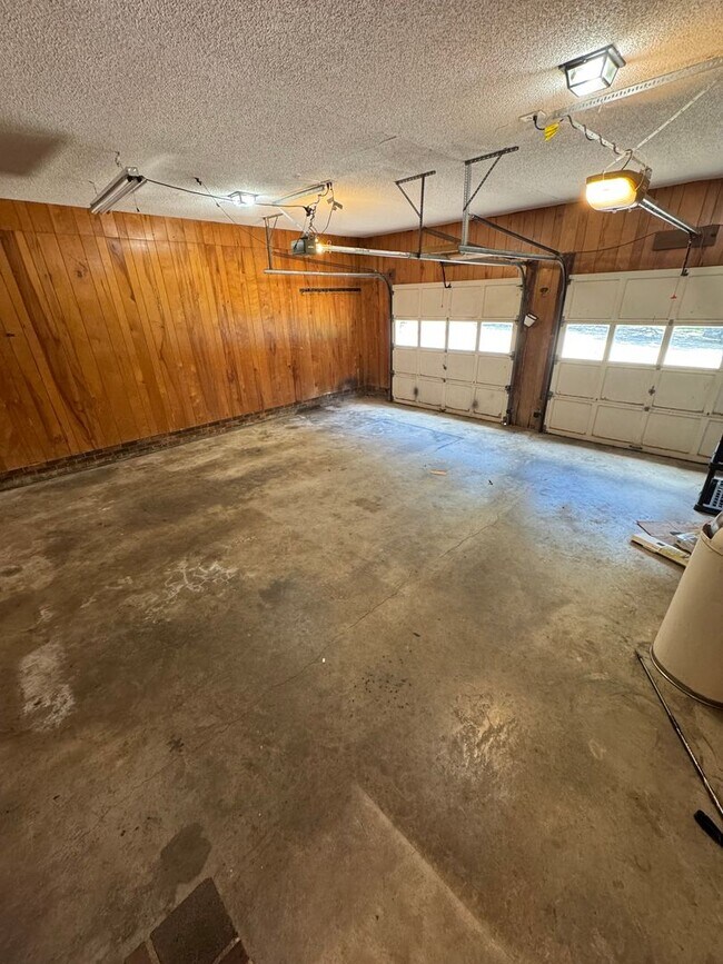 Building Photo - Beautuful Country Setting Just Minutes from Major Corridors