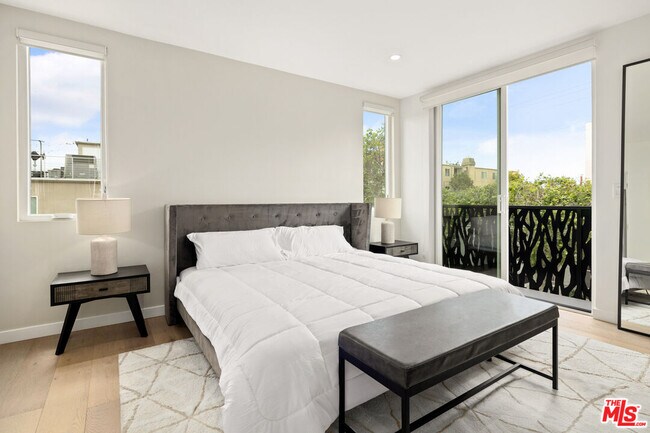 Building Photo - 1228 N Sycamore Ave