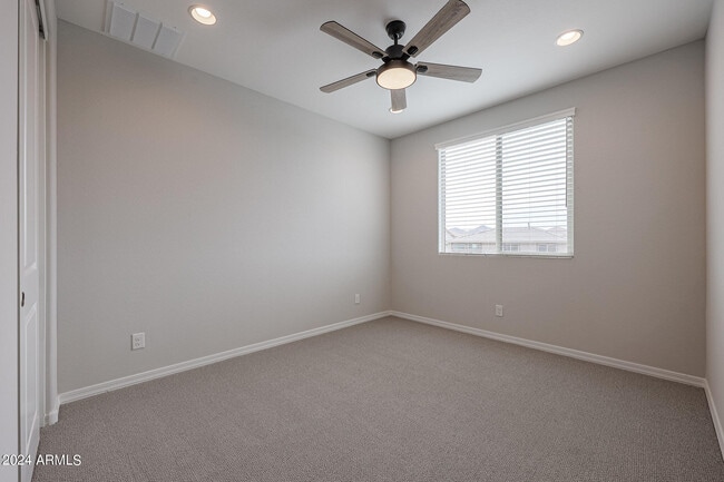 Building Photo - 2031 W Bramble Berry Ln