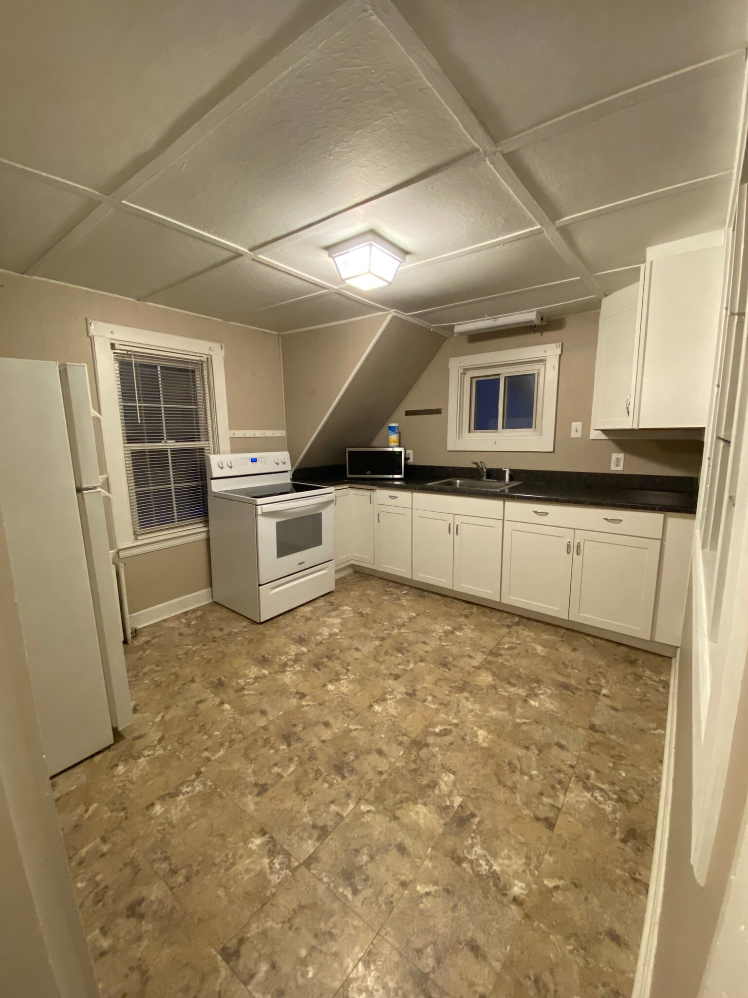 Building Photo - 331 King Philip St