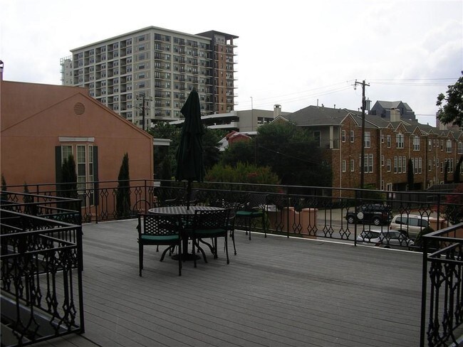 Building Photo - 3208 Cole Ave