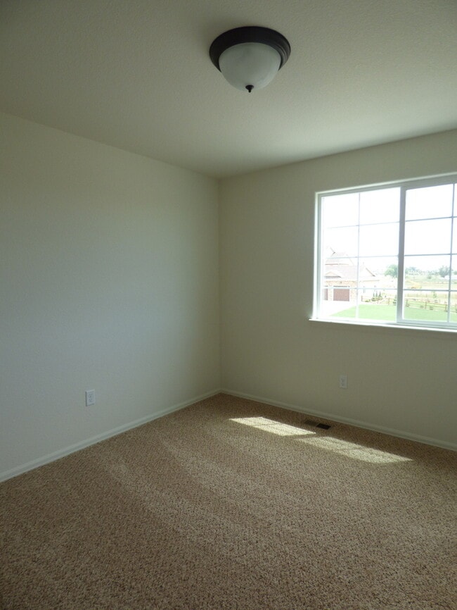 Building Photo - Spacious and Beautiful 3 Bed, 2.5 Bath Hom...