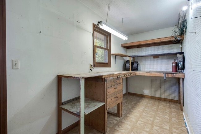 Building Photo - 702 W 6th Ave