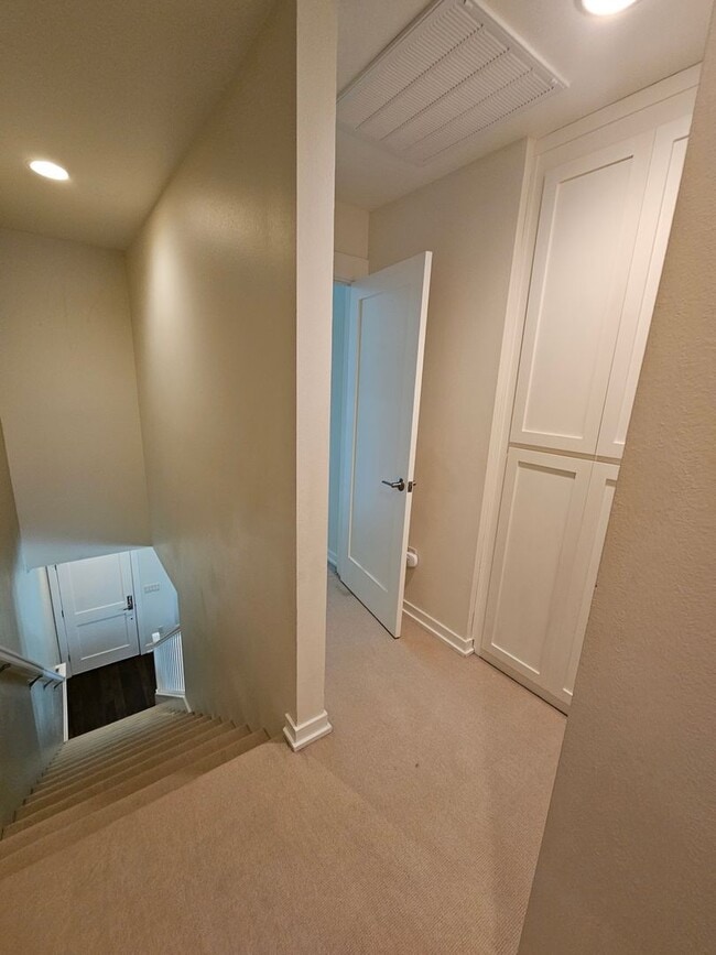 Building Photo - MOVE IN SPECIAL! 1/2 OFF FIRST MONTH'S REN...
