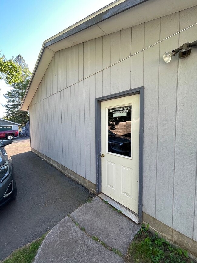 Building Photo - AVAILABLE NOW - 2 Bedroom, 1 Bath Two Harb...