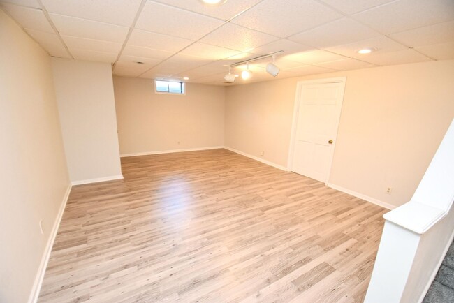 Building Photo - Large executive home in Granger IN