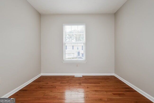 Building Photo - 5550 Emerald Glen