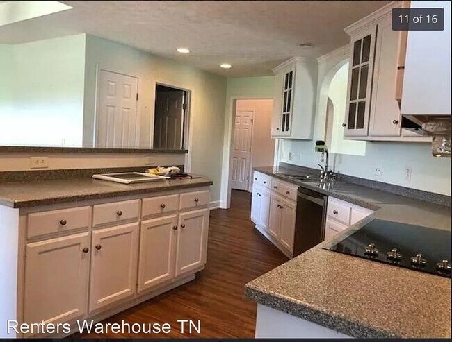 Building Photo - 3 bed/3bth with pool and garage. Country l...