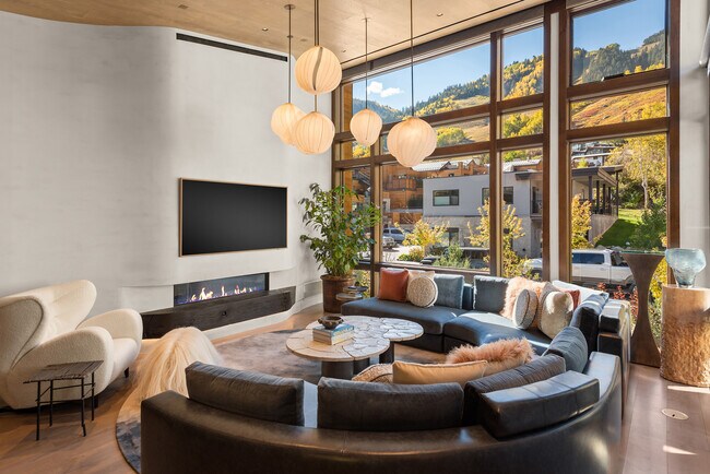 Building Photo - 120 Juan St