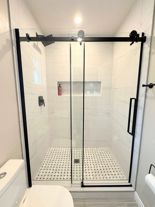 Building Photo - Gorgeous 1BD/1BA all appliances included. Move in ready!!