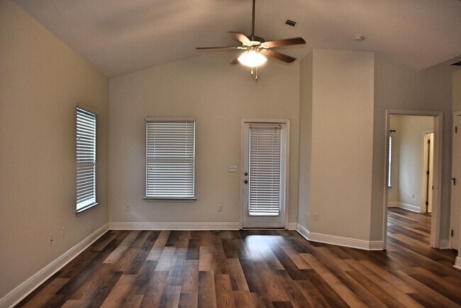 Building Photo - In the Heart of Freeport-LaGrange Landing ...