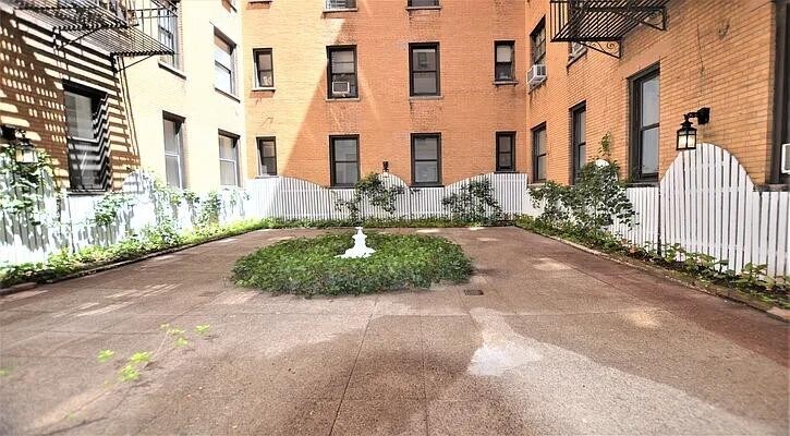Building Photo - 305 W 45th St