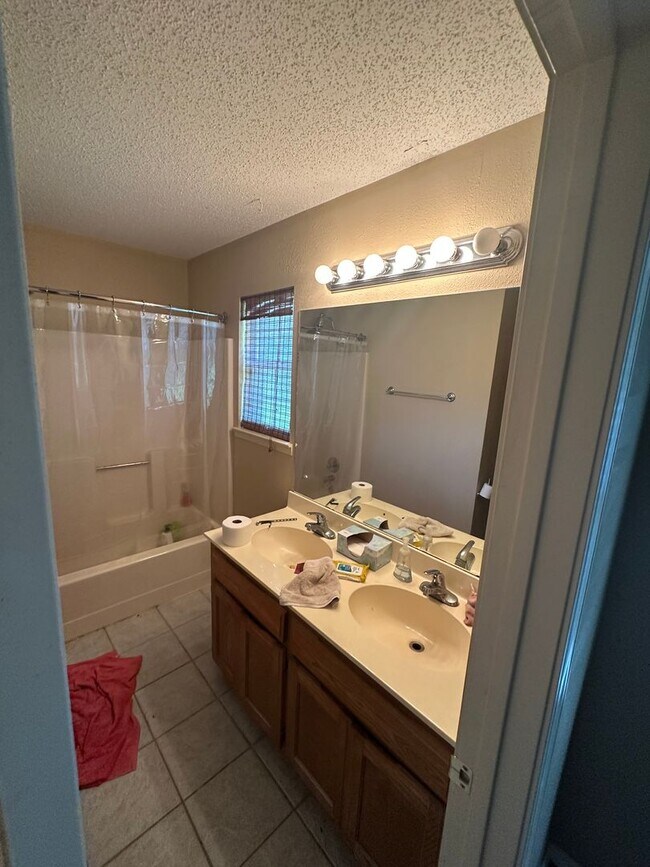 Building Photo - 3-Bed, 2-Bath Home in Central Springdale - Fully Fenced in Backyard and 2x Car Garage!