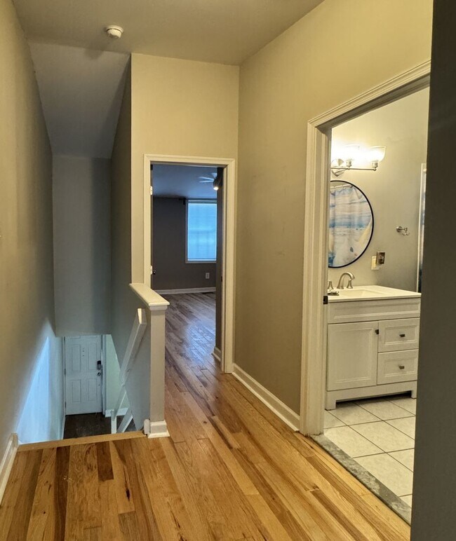 Building Photo - Spacious Passyunk Square Home with Finished Basement & Patio