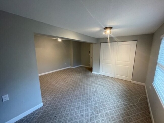 Building Photo - 2 BR/2 BA Beautifully Updated Home in Semi...
