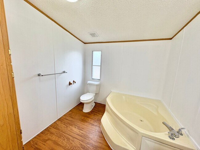 Building Photo - *AVAILABLE NOW* An absolute must see!  5 bedrooms, 3 baths in Burnet, TX.