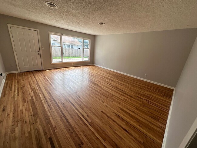 Building Photo - $795- 2 bed 1 bath - Spacious Duplex